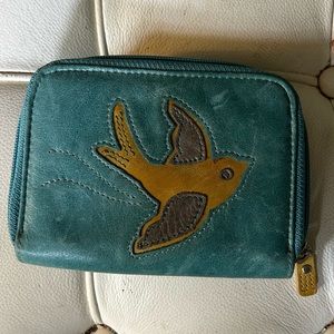 Fossil leather wallet bird teal/mustard measures approximately 6 x 4.5“.